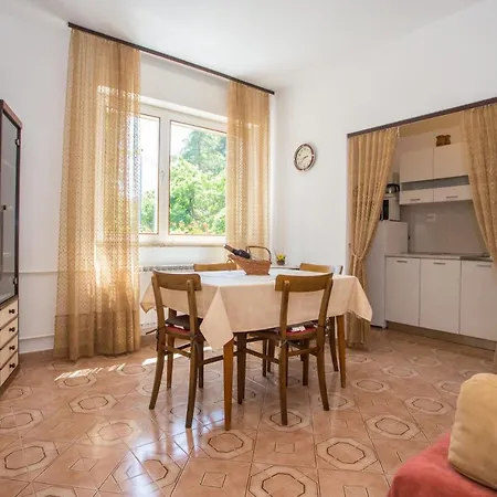 Garden View In For 2 - 4 Persons Apartment *